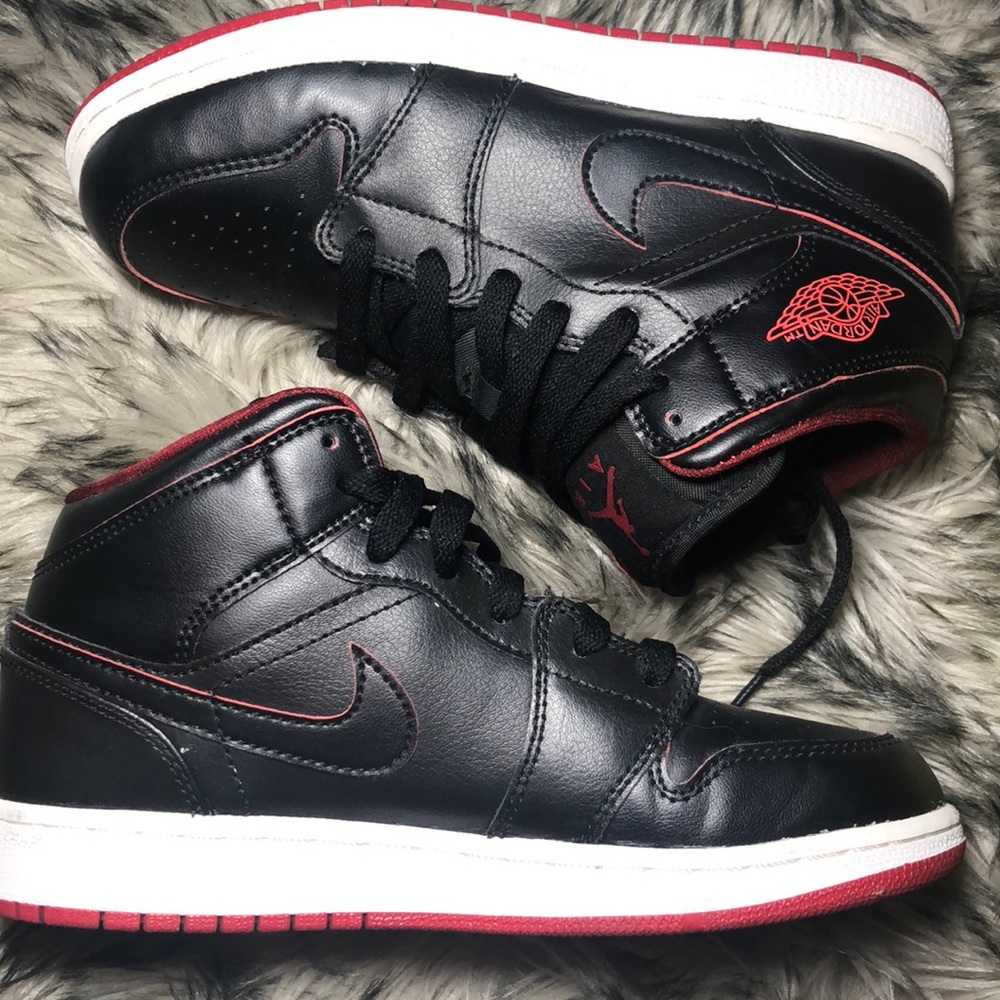 NEW AIR JORDAN BLACK AND RED